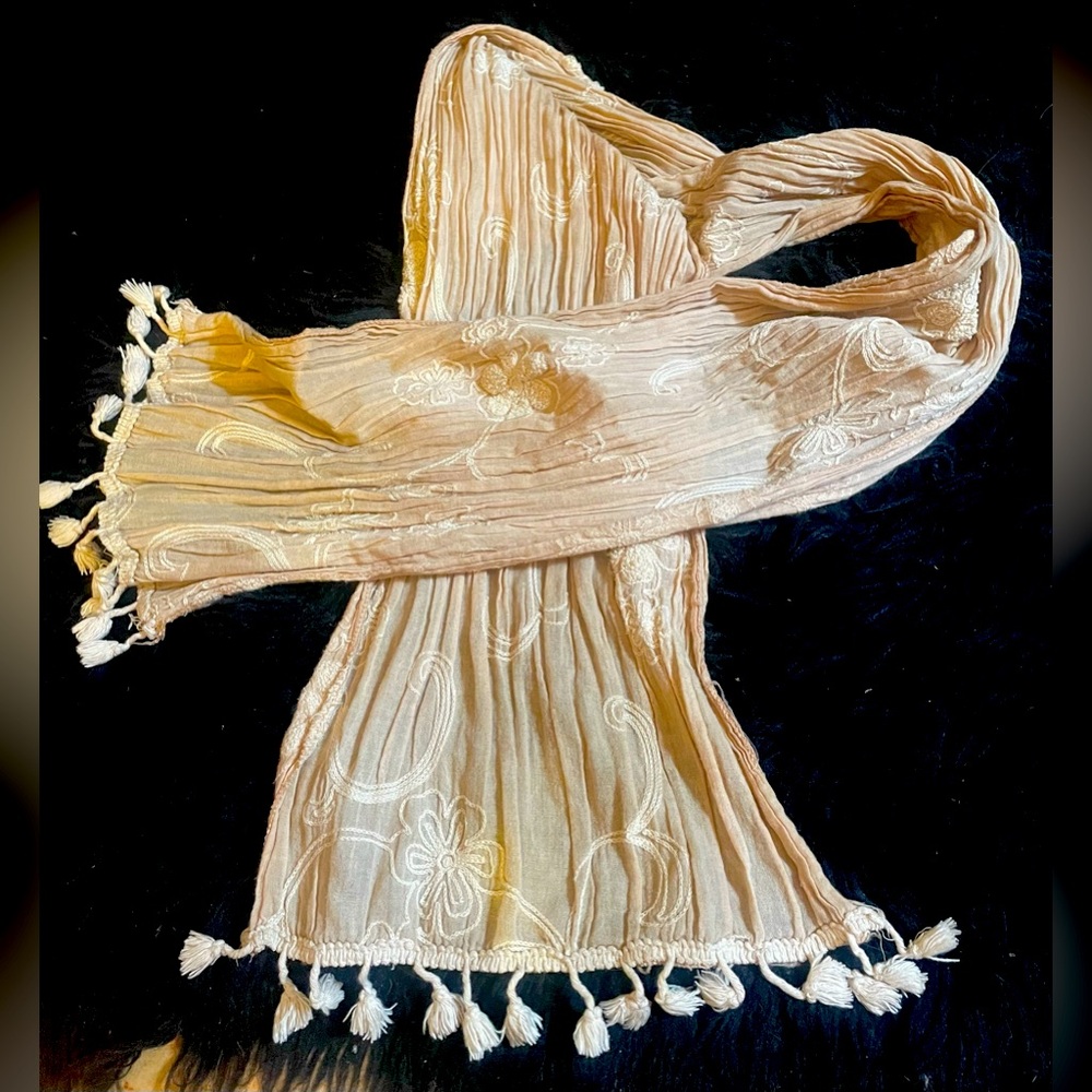 Linen beige scarf with tassels